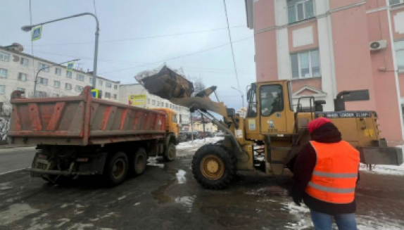 Сегодня в Магадане чистят дороги и тротуары, вывозят снег, ведут противогололедную обработку 