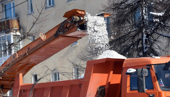 Сегодня в Магадане более 50 единиц коммунальной техники расширяют проезжую часть, вывозят снег, расчищают тротуары, ведут противогололедную обработку