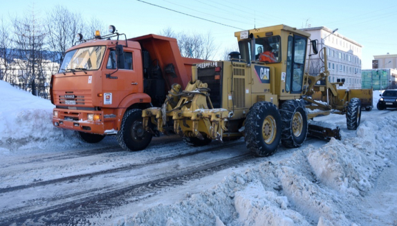 Работают в связке: ГЭЛУД и КЗХ убирают улицы Речную и Право-Набережную