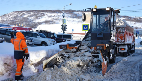 Интенсивная расчистка от снега продолжается в Магадане