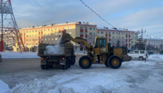 Коммунальные службы продолжают вывозить снег и обрабатывать дороги областного центра противогололедными материалами