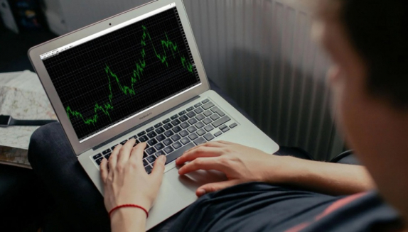 Магаданцам рассказали, как не попасть в руки брокеров-мошенников и сохранить деньги