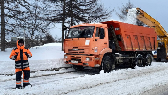 В Магадане продолжается борьба с циклоном: уборочная техника расширяет проезжую часть, чистит тротуары, вывозит снег 
