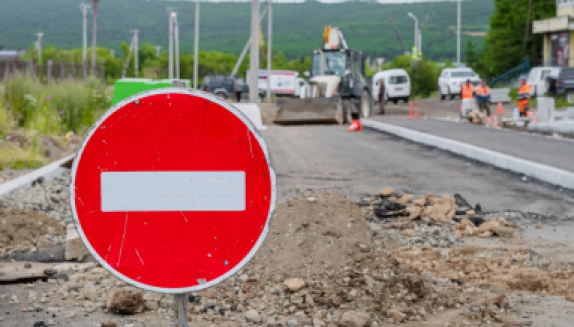 В Магадане убирают дороги и тротуары, косят траву, устраивают газоны и кладут бордюрный камень