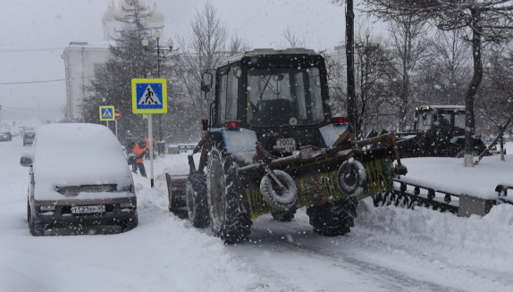 Водителей просят быть внимательными на улицах Октябрьской, Речной, Скуридина – здесь работает коммунальная техника