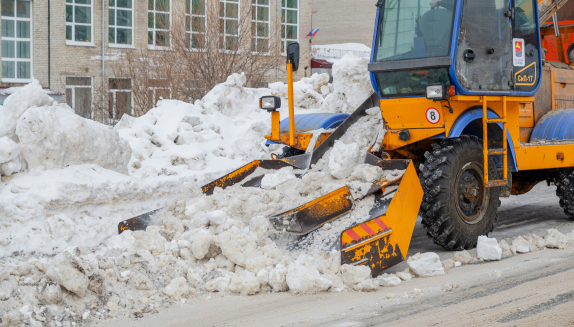 В областном центре силами городских служб продолжается комплексная расчистка на улице Речной 
