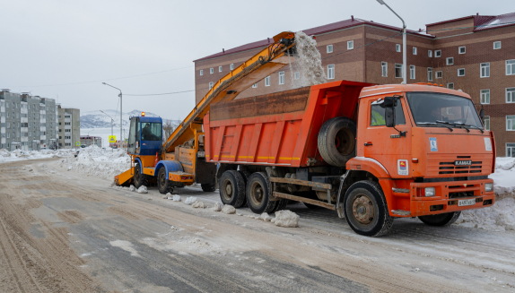 Снеговывоз, расчистка улично-дорожной сети, противогололедная обработка: более 50 единиц коммунальной техники убирают областной центр