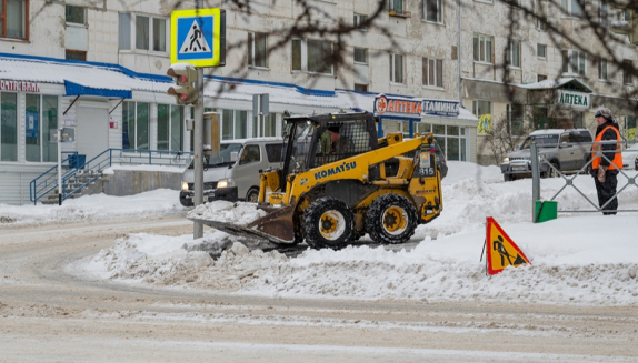 К ежедневным задачам по зимнему содержанию областного центра приступила техника городских служб и подрядных организаций