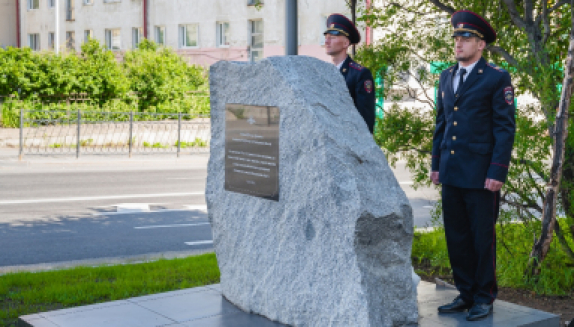 В региональном центре появился монумент в честь 70-летия образования УМВД России по Магаданской области