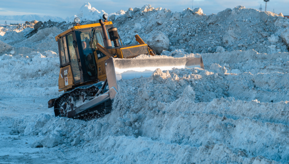 Снеговывоз, расширение проезжей части, расчистка тротуаров и лестниц – план работ городских служб на 16 февраля