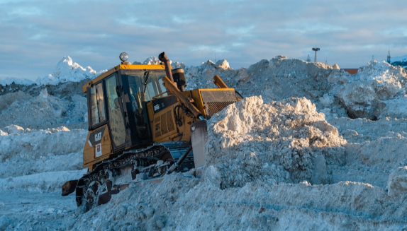 Снегоуборка днем и ночью: коммунальные службы продолжают интенсивную расчистку областного центра