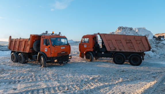 В пятницу, 6 февраля в Магадане городские службы ведут расчистку и расширение проезжей части, противогололедную обработку, снимают накат с тротуаров