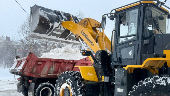 На расчистке Магадана от снега сегодня задействовано 100 единиц техники – Лариса Поликанова