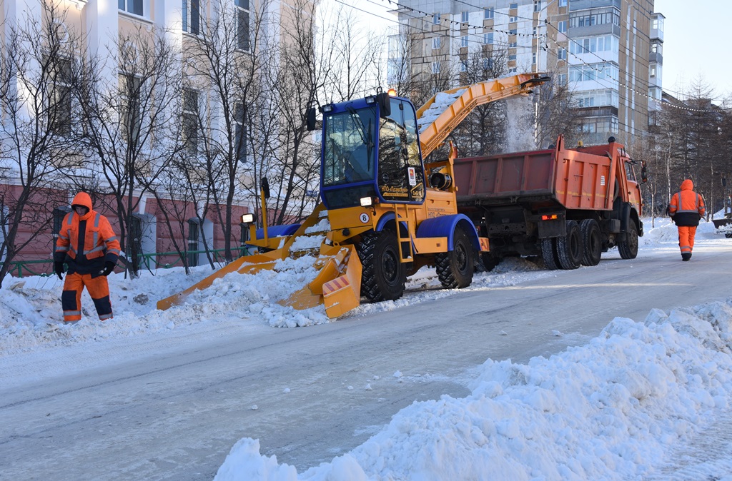 Сегодня в городе в связи со снегоуборкой ограничено движение на Берзина, в проезде Ягодной/Набережной реки Магаданки